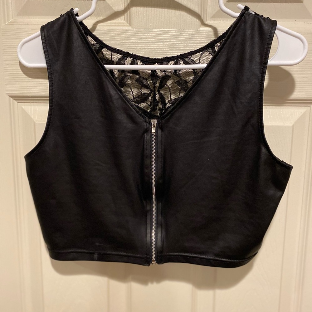 Cute lace crop top!! - Picture 4 of 4